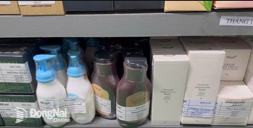 Sản phẩm dầu gội và kem chống nắng được lưu mẫu tại Công ty CP Nhà máy y tế EBC Đồng Nai. Ảnh: Bích Nhàn