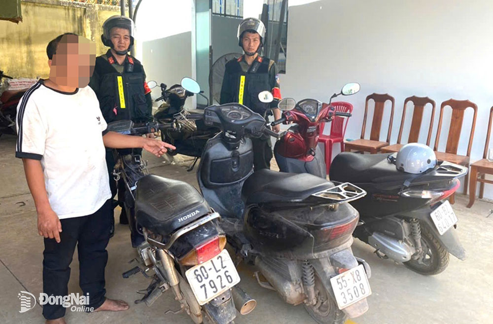 Một đối tượng trộm cắp tài sản bị công an bắt giữ cùng tang vật. Ảnh: CTV