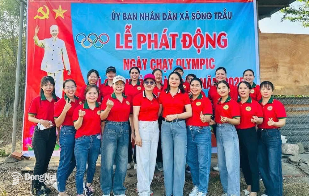 Cán bộ, hội viên phụ nữ xã Sông Trầu tham gia Ngày chạy Olympic 2025.  Ảnh: ĐVCC