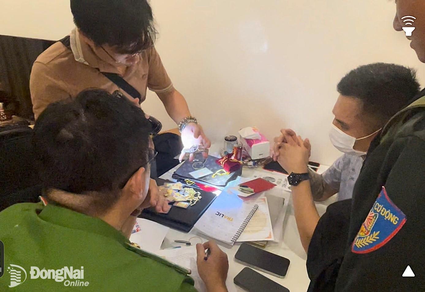 Công an khám xét thu giữ tang vật liên quan. Ảnh: Công an tỉnh