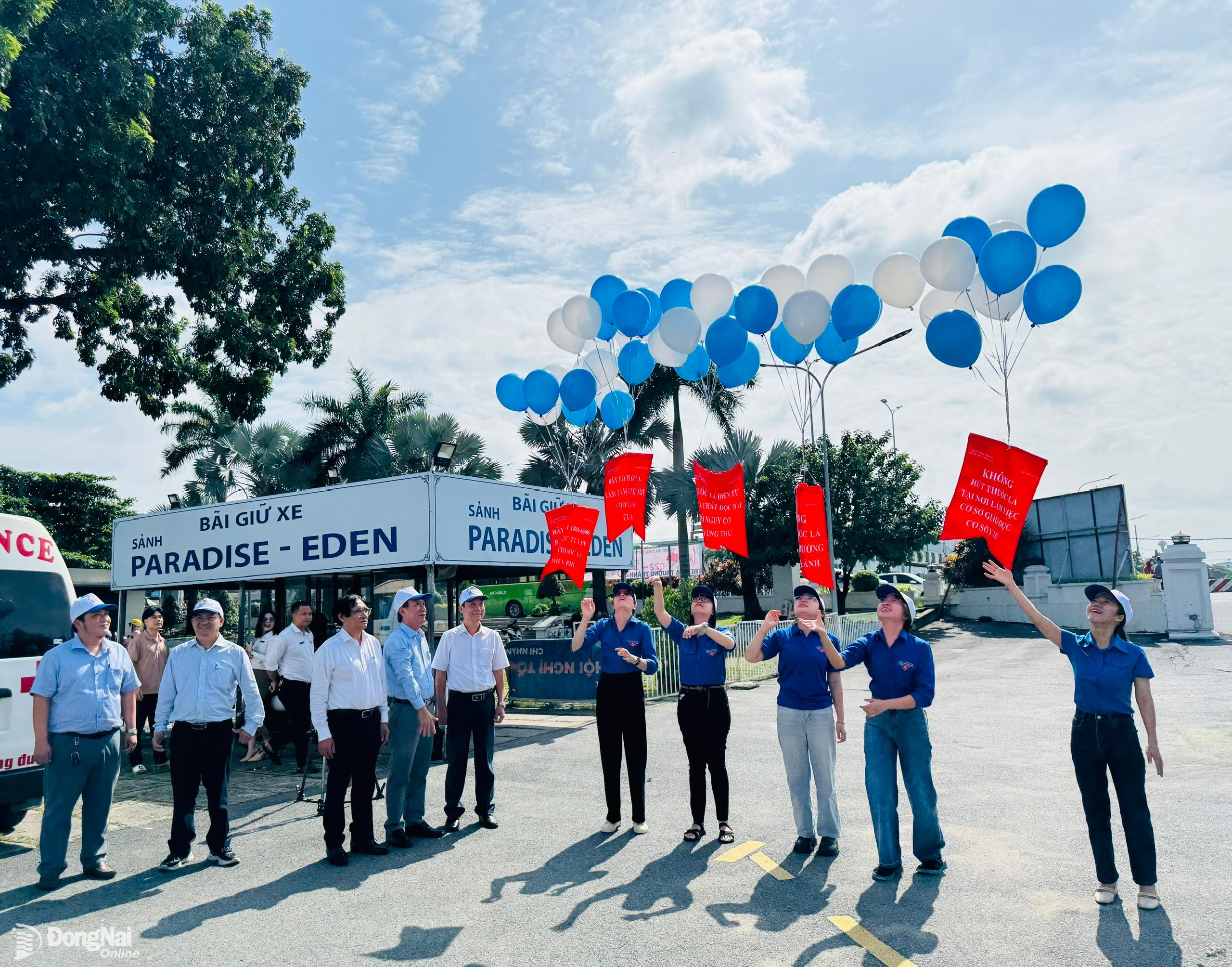 Phó chủ tịch UBND tỉnh Nguyễn Sơn Hùng (hàng đầu, thứ 3 từ trái qua) cùng các đại biểu thực hiện nghi thức thả bóng bay truyền thông điệp phòng chống tác hại của thuốc lá. Ảnh: Hạnh Dung