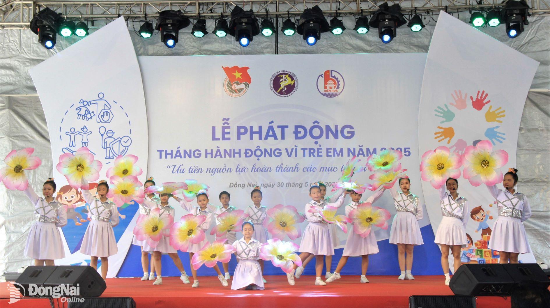 Một tiết mục văn nghệ do các em thiếu nhi biểu diễn tại lễ phát động. Ảnh: Nga Sơn