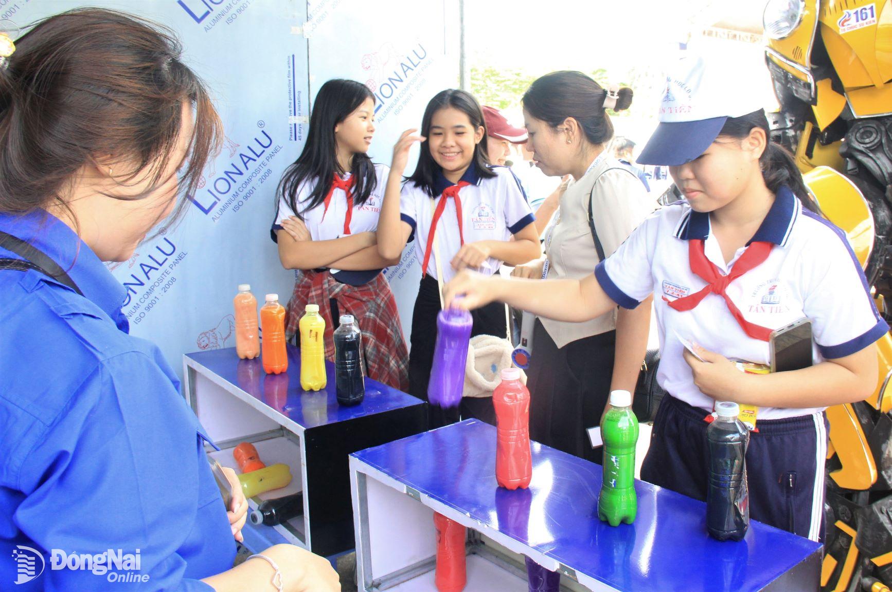 Các em thiếu nhi được tham gia trò chơi có thưởng miễn phí sau lễ phát động. Ảnh: Nga Sơn