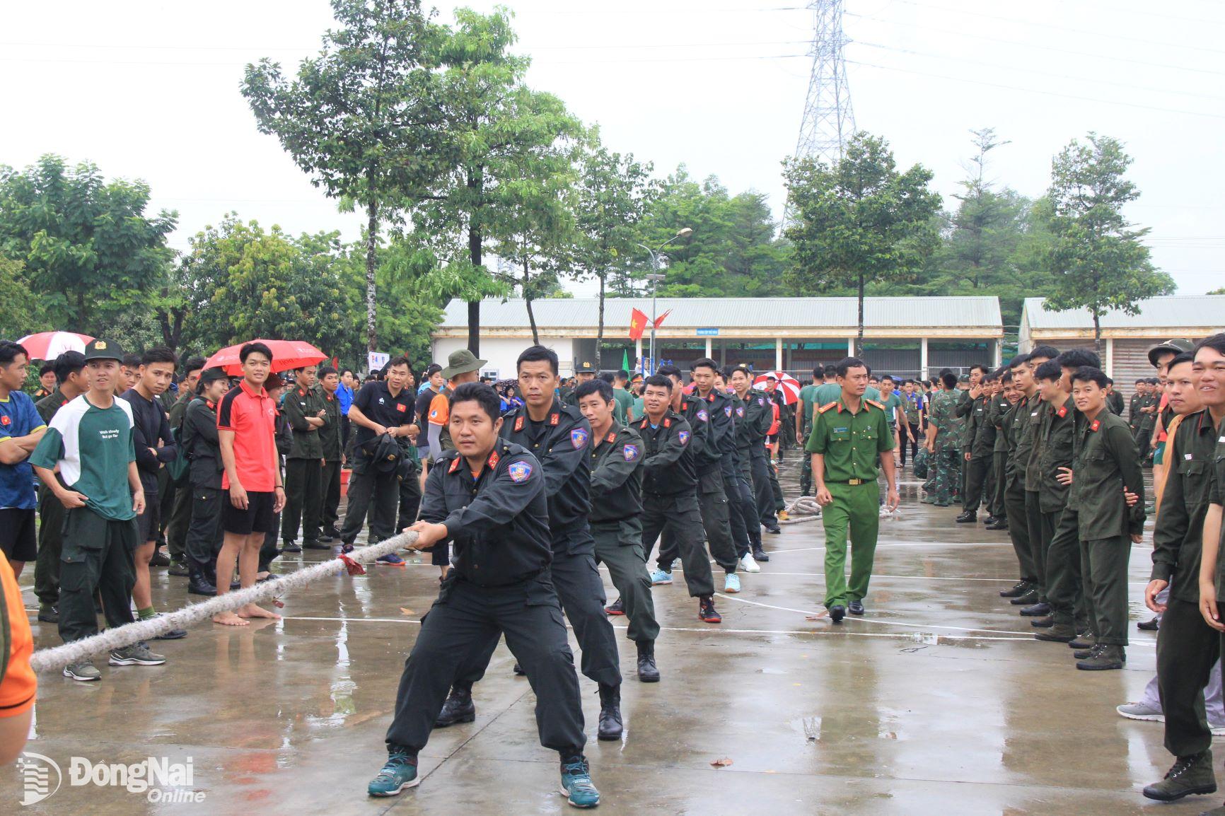 Các đơn vị lực lượng vũ trang đóng quân trên địa bàn tham gia môn kéo co tại hội thao. Ảnh: Nga Sơn