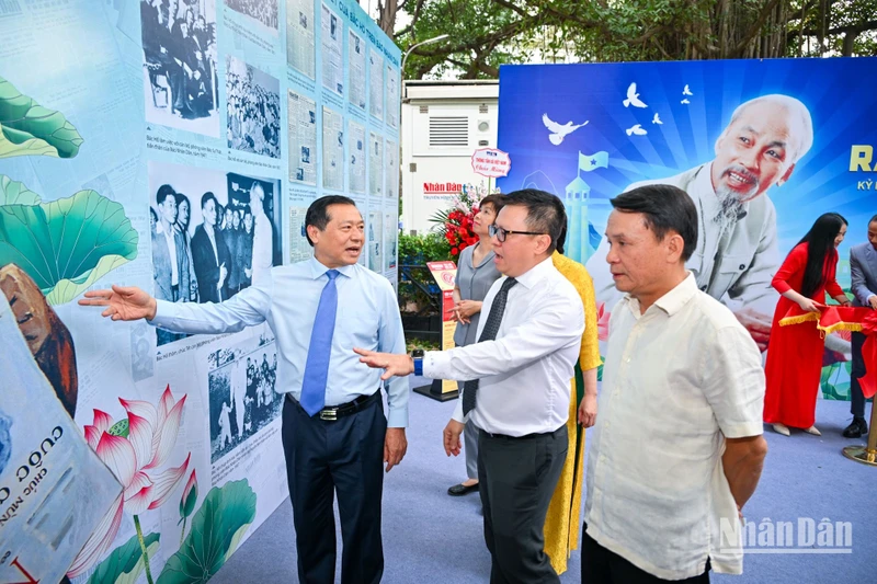 Tổng Biên tập Lê Quốc Minh giới thiệu về triển lãm tới các đại biểu. Ảnh: THÀNH ĐẠT