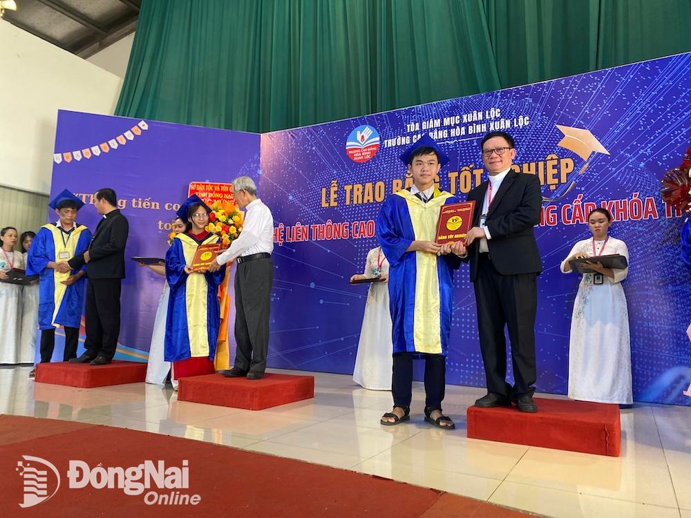 Đại diện Hội đồng quản trị và Ban giám hiệu Trường cao đẳng Hòa Bình Xuân Lộc trao bằng tốt nghiệp cho học sinh hệ trung cấp nghề. Ảnh: Hải Yến