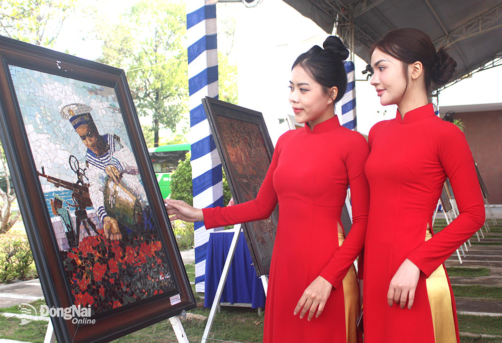 Người trẻ trên địa bàn thành phố Biên Hòa xem triển lãm chuyên đề 50 năm văn học nghệ thuật Đồng Nai tại không gian ngoài trời Bảo tàng Đồng Nai.
