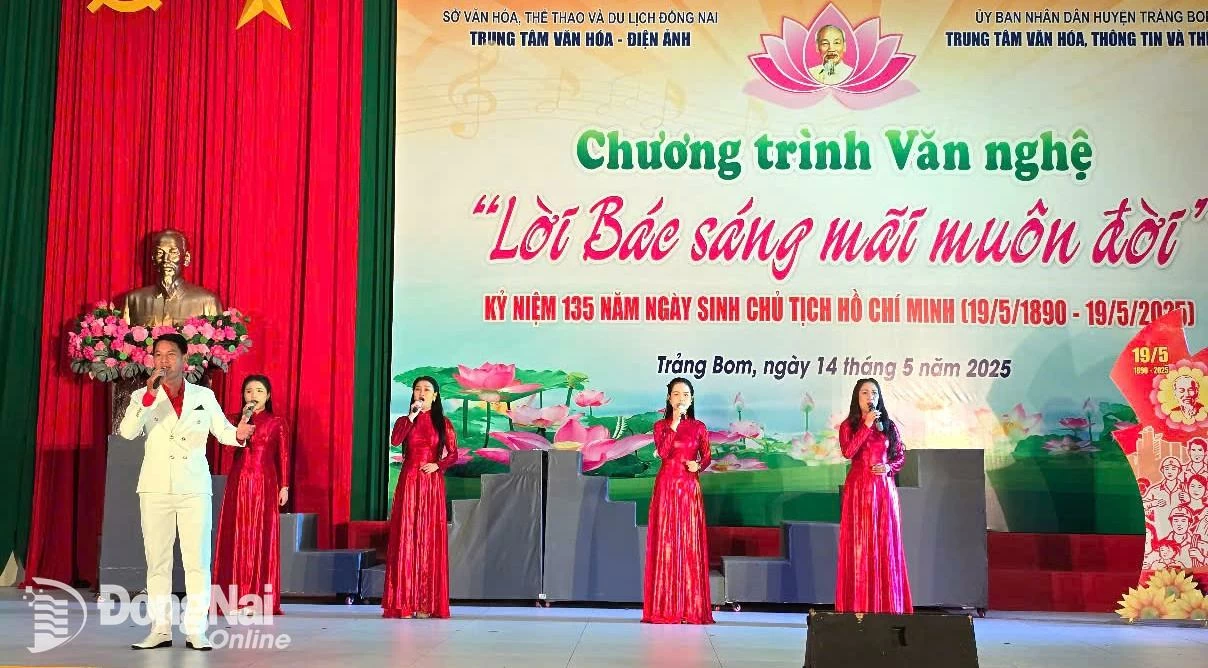 Tiết mục Nguồn sáng dẫn đường mừng kỷ niệm 135 năm Ngày sinh Chủ tịch Hồ Chí Minh. Ảnh: Đỗ Tuyến