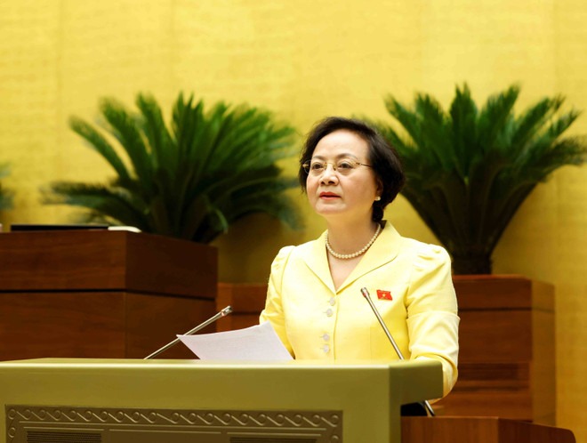 Bộ trưởng Bộ Nội vụ Phạm Thị Thanh Trà trình bày Tờ trình dự án Luật Cán bộ, công chức (sửa đổi). (Ảnh: TTXVN)
