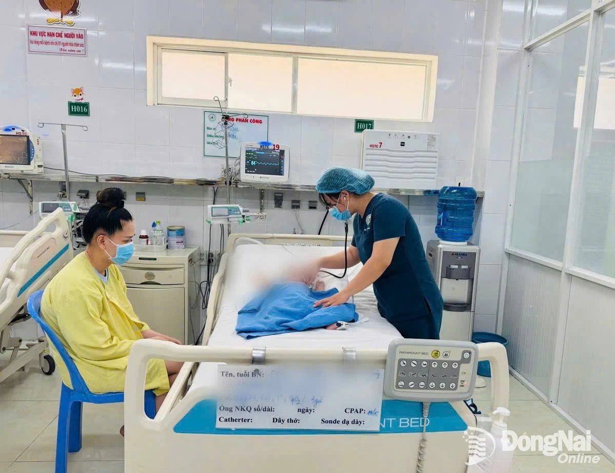 Bác sĩ Bệnh viện Nhi đồng Đồng Nai khám sức khoẻ cho bệnh nhi Covid-19 sáng 20-5. Ảnh: CTV