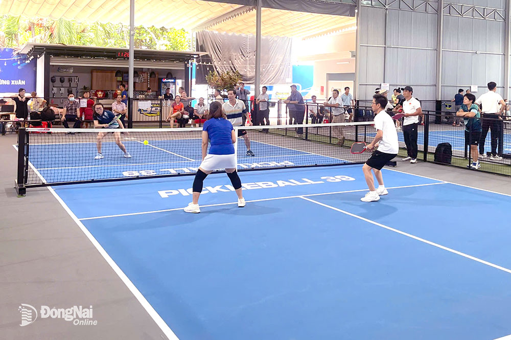 Các vận động viên thi đấu nội dung đôi nam nữ trên 40 tuổi. Ảnh: Huy Anh