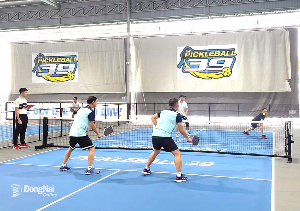 Các vận động viên thi đấu nội dung đôi nam trên 40 tuổi. Ảnh: Huy Anh