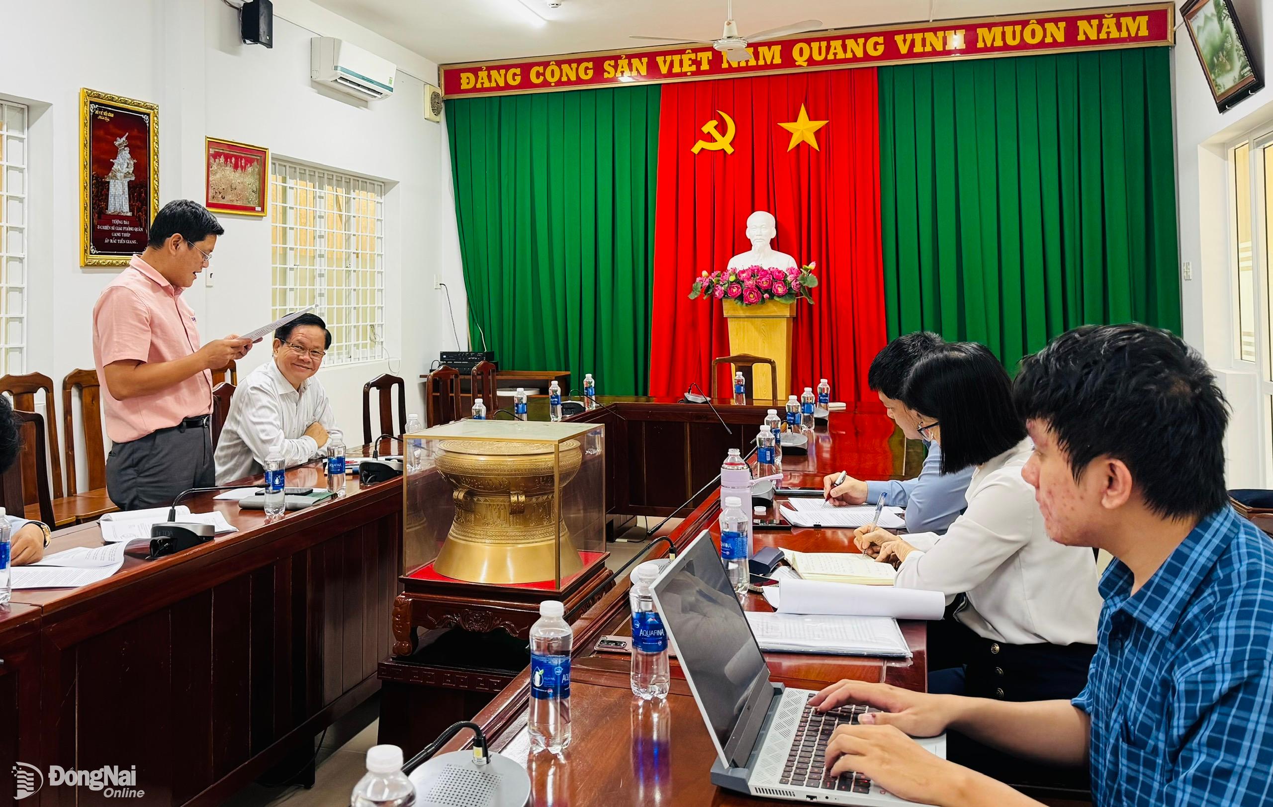 Đại diện Sở Y tế báo cáo tại buổi làm việc với đoàn công tác của Viện Chiến lược và chính sách y tế. Ảnh: Hạnh Dung