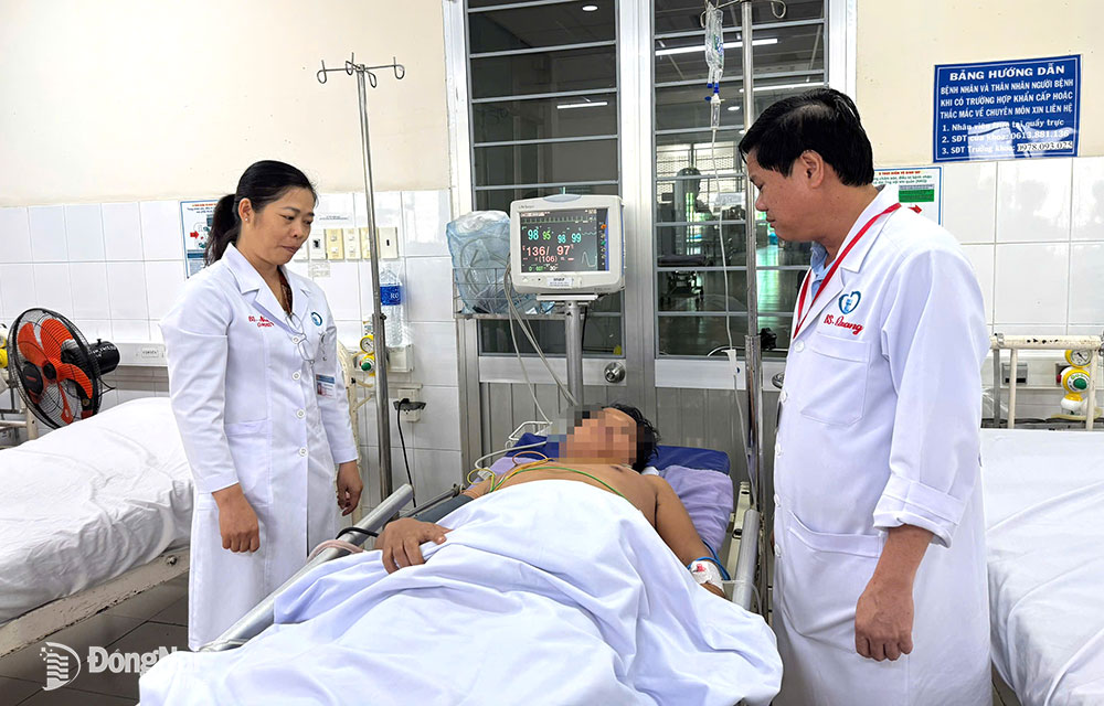 Anh Đ.V.P. (29 tuổi, ngụ xã Trà Cổ, huyện Tân Phú) bị đạn bắn đang được cấp cứu tại Bệnh viện Đa khoa Thống Nhất. Ảnh: Hạnh Dung