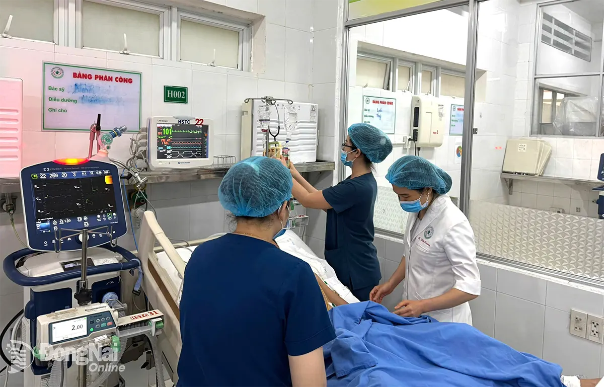 Các bác sĩ Khoa Hồi sức - tích cực - chống độc, Bệnh viện Nhi đồng Đồng Nai đang cứu chữa cho bé N.P.T. Ảnh: Bích Nhàn
