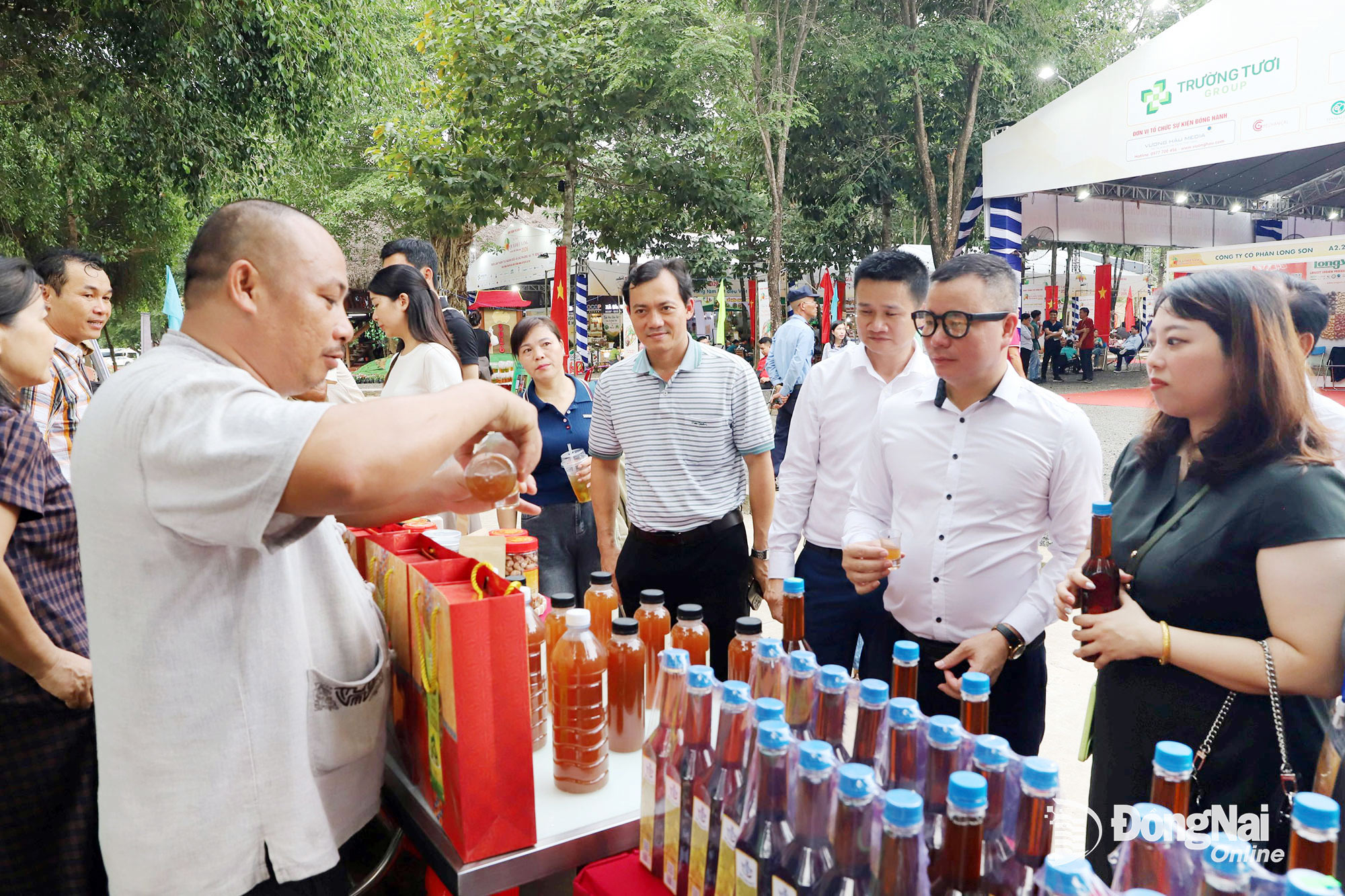 Hợp tác xã Hoàng Anh (phường Bình Phước) giới thiệu sản phẩm nước mắm chay trái điều tại Lễ hội Quả điều vàng. Ảnh: Bình Nguyên
