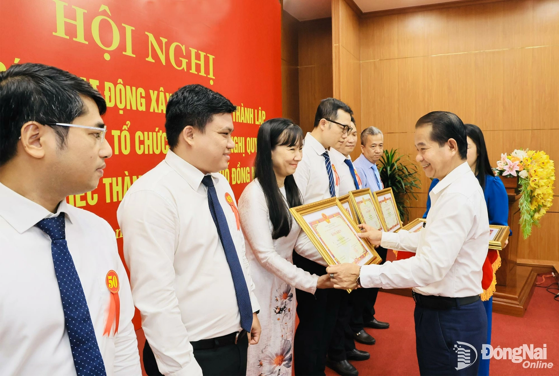 Deputy Secretary of the City Party Committee, Head of the City Party Committee’s Organization Commission Thai Bao presents awards at the conference. Photo: Cong Nghia

