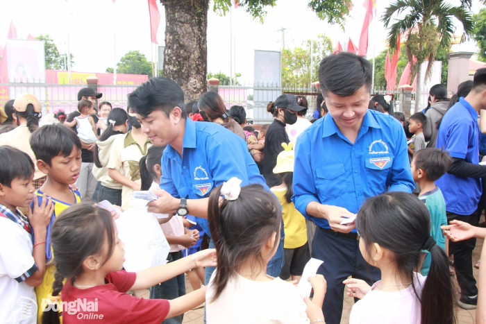 Sharing love at the Fatherland's border areas