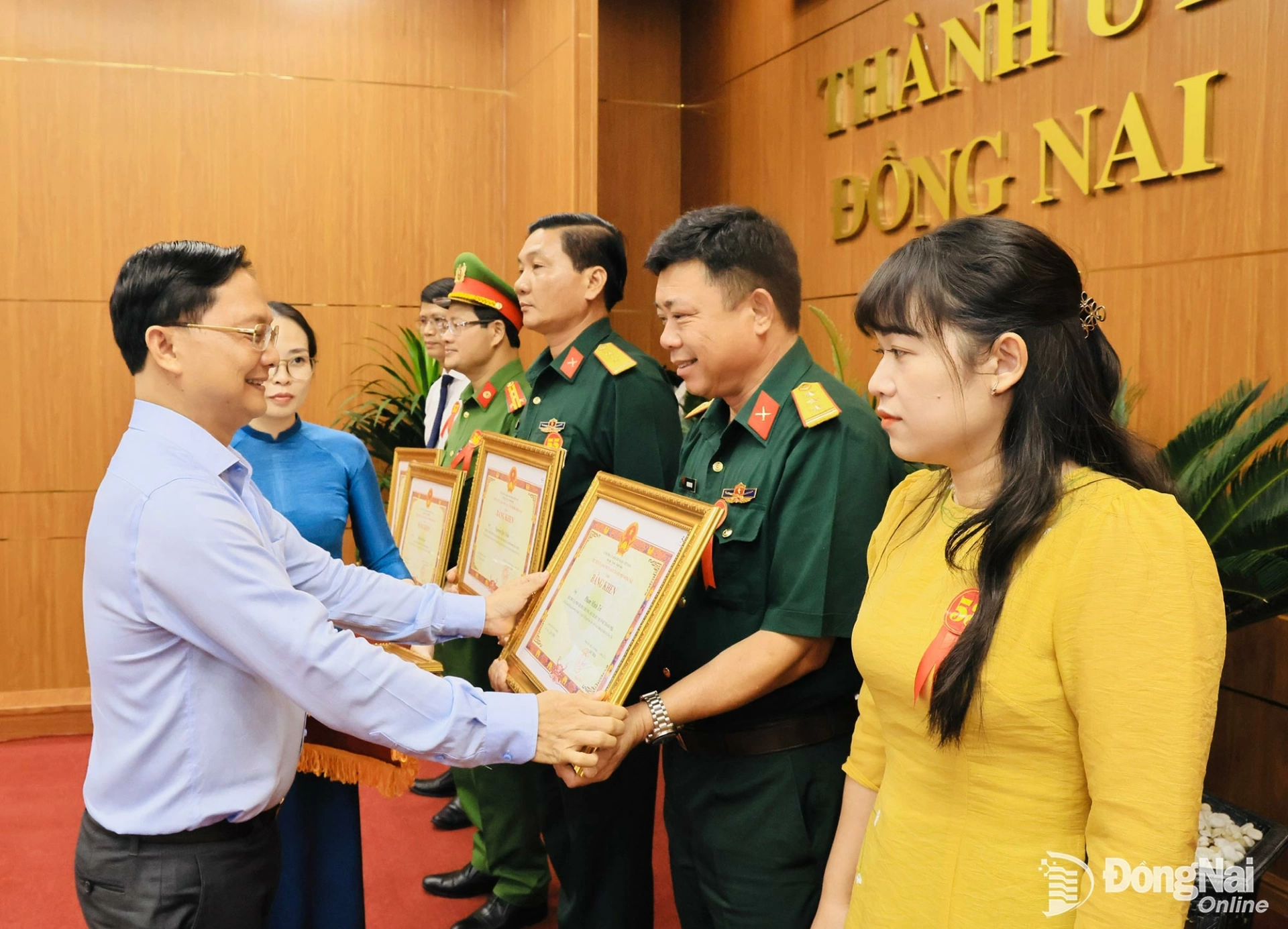 Member of the Standing Board of the City Party Committee, Standing Vice Chairman of the municipal Vietnam Fatherland Front Committee Ha Anh Dung presents awards. Photo: Cong Nghia

