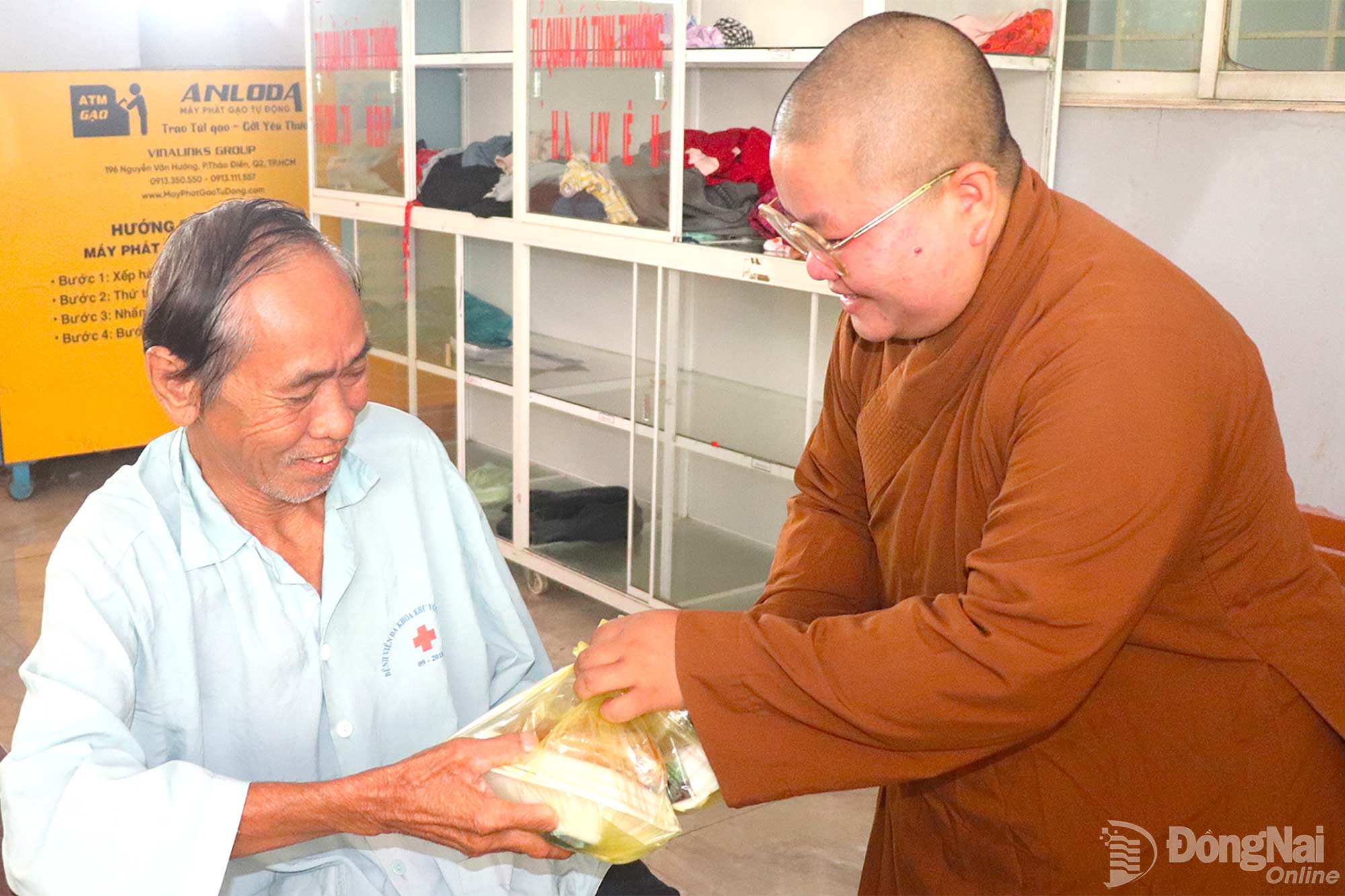 Những suất ăn nghĩa tình được đoàn mang đến tận nơi trao cho bệnh nhân, người chăm bệnh. Ảnh: An Nhơn