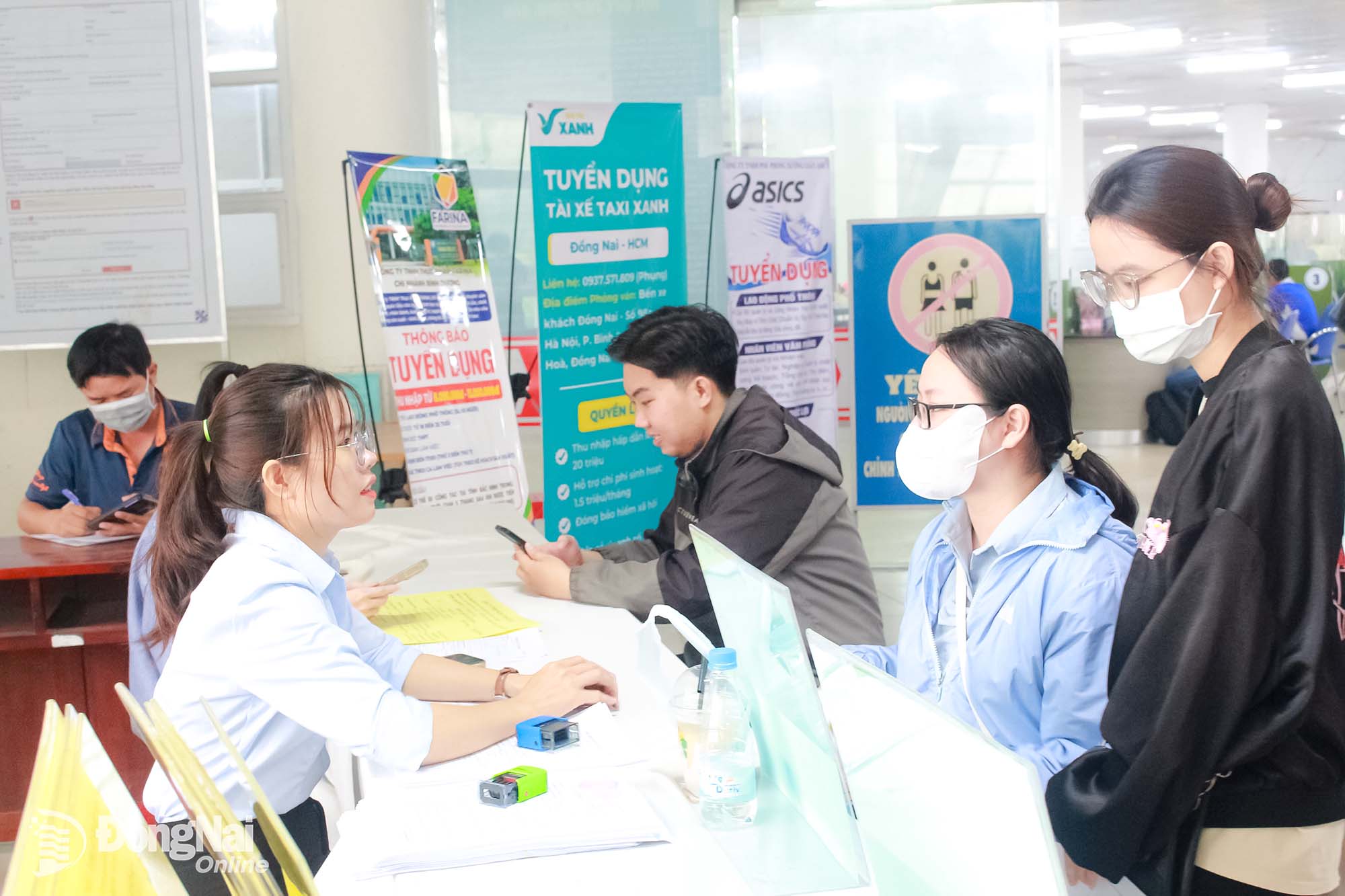 Businesses participate in recruitment at the Dong Nai Employment Service Center (Tam Hiep Ward). Photo: Thao My

