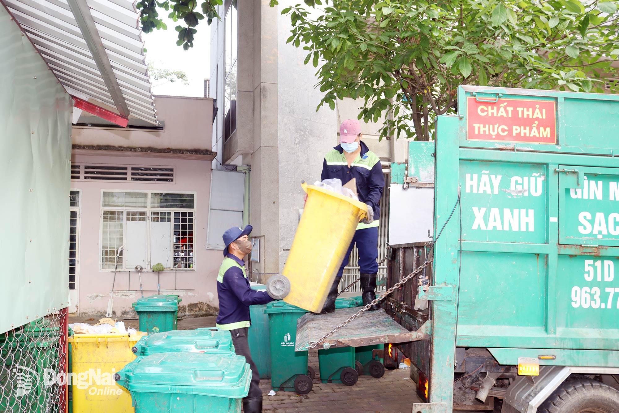 Hoạt động thu gom rác thải sinh hoạt trên địa bàn phường Trấn Biên. Ảnh: Hoàng Lộc
