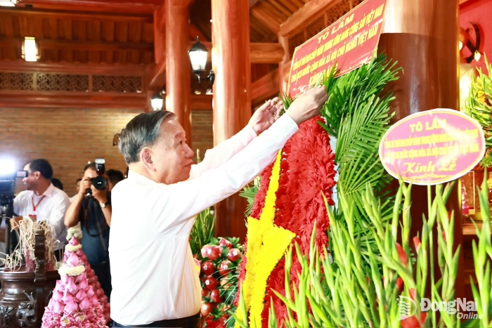 Party, State leader offers incense at President Ho Chi Minh Temple within Dong Nai CPC compound