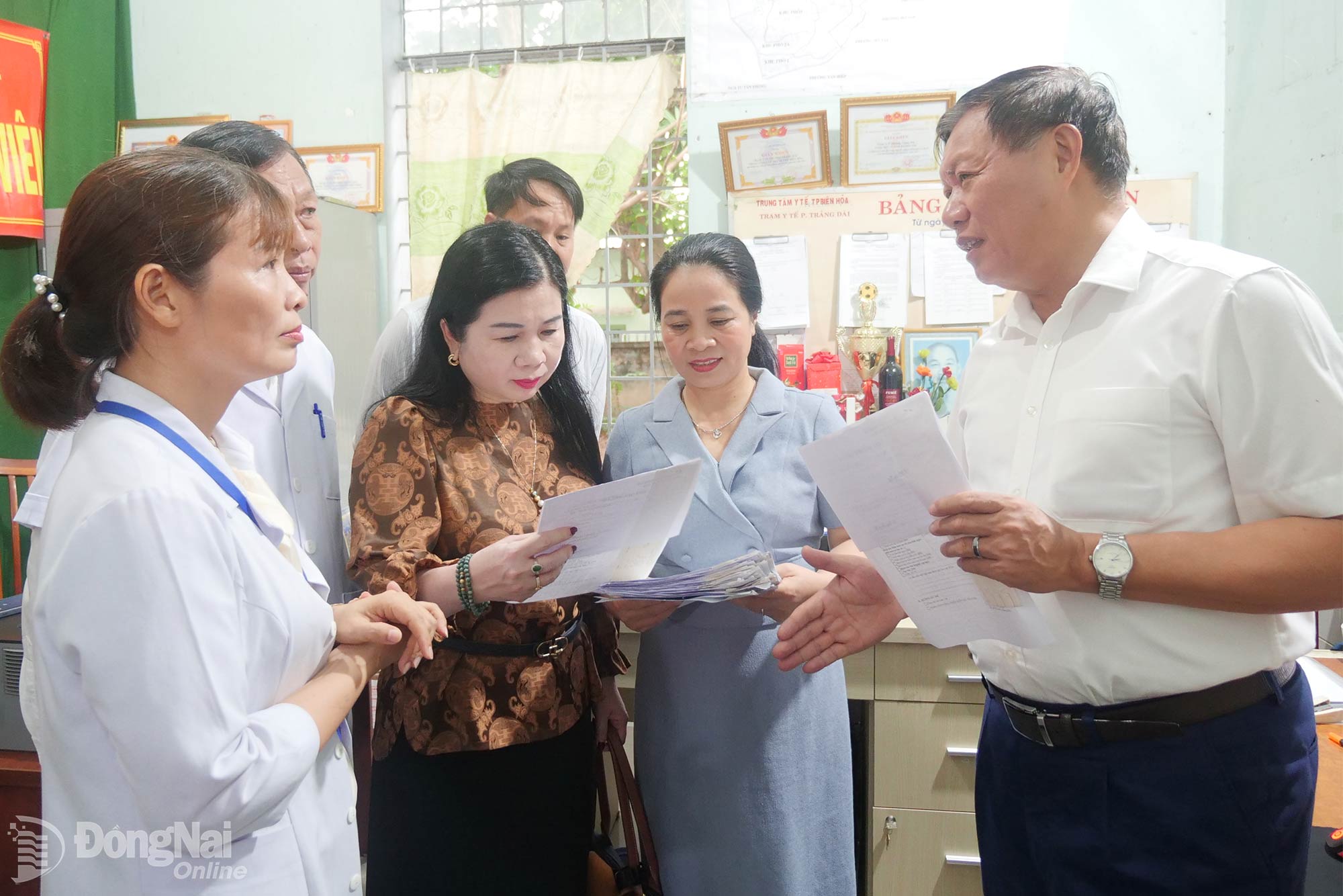 Thứ trưởng Bộ Y tế Đỗ Xuân Tuyên và lãnh đạo Sở Y tế Đồng Nai khảo sát thực tế tại Trạm Y tế phường Trảng Dài. Ảnh: Hạnh Dung