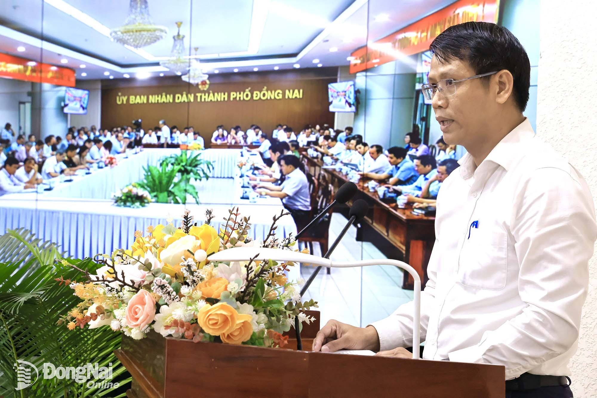 Lu Thanh Nam, Deputy Party Secretary and Chairman of People’s Committee of Nhon Trach ward, makes a commitment to implement the City People’s Committee’s action program. Photo by Cong Nghia.

