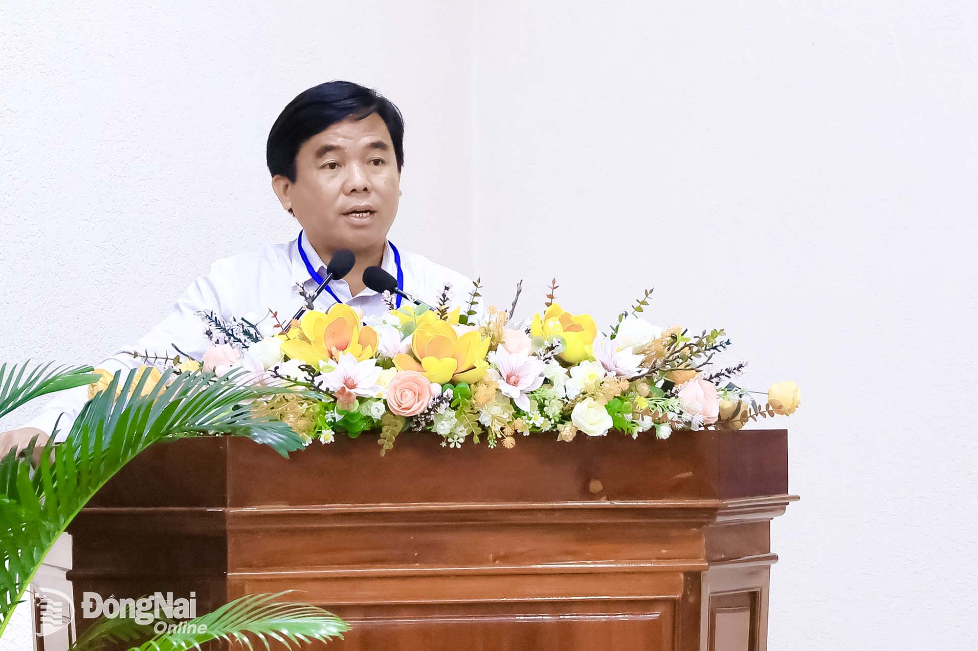 Huynh Minh Duc, Deputy Party Secretary and Chairman of People’s Committee of Phuoc An commune, pledges to carry out the City People’s Committee’s action program. Photo by Cong Nghia.

