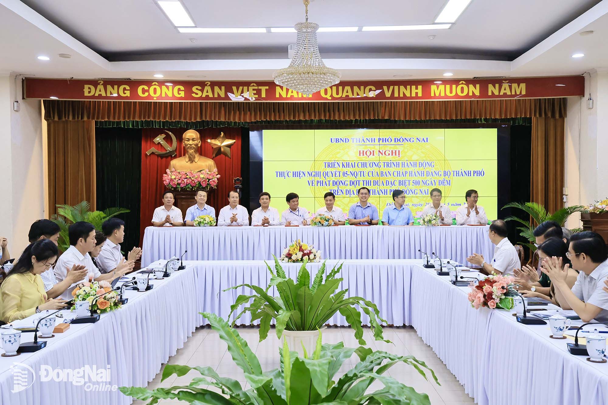 City agencies, units and localities sign commitments to implement the City People’s Committee’s action program. Photo by Cong Nghia.

