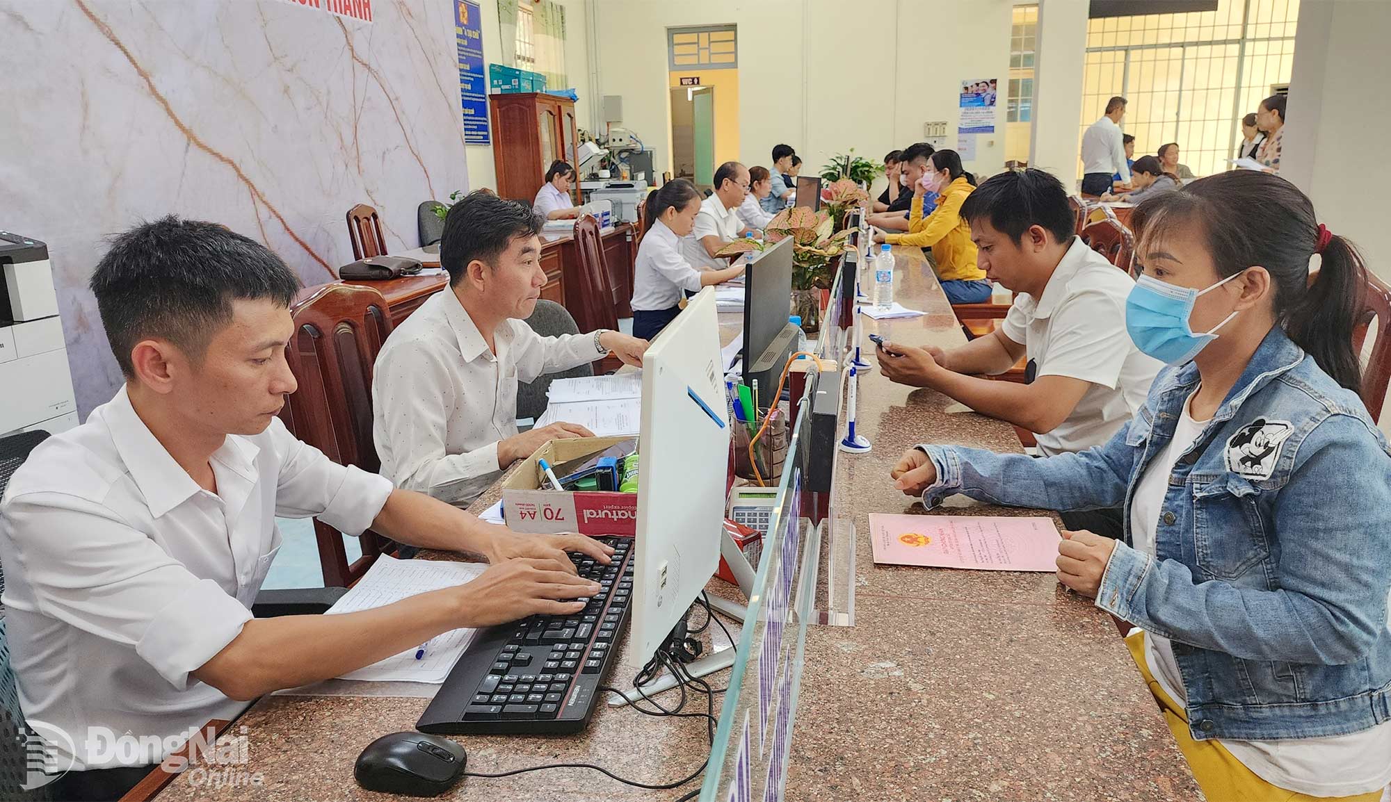 Citizens complete administrative procedures at the Chon Thanh ward Public Administrative Service Center.

