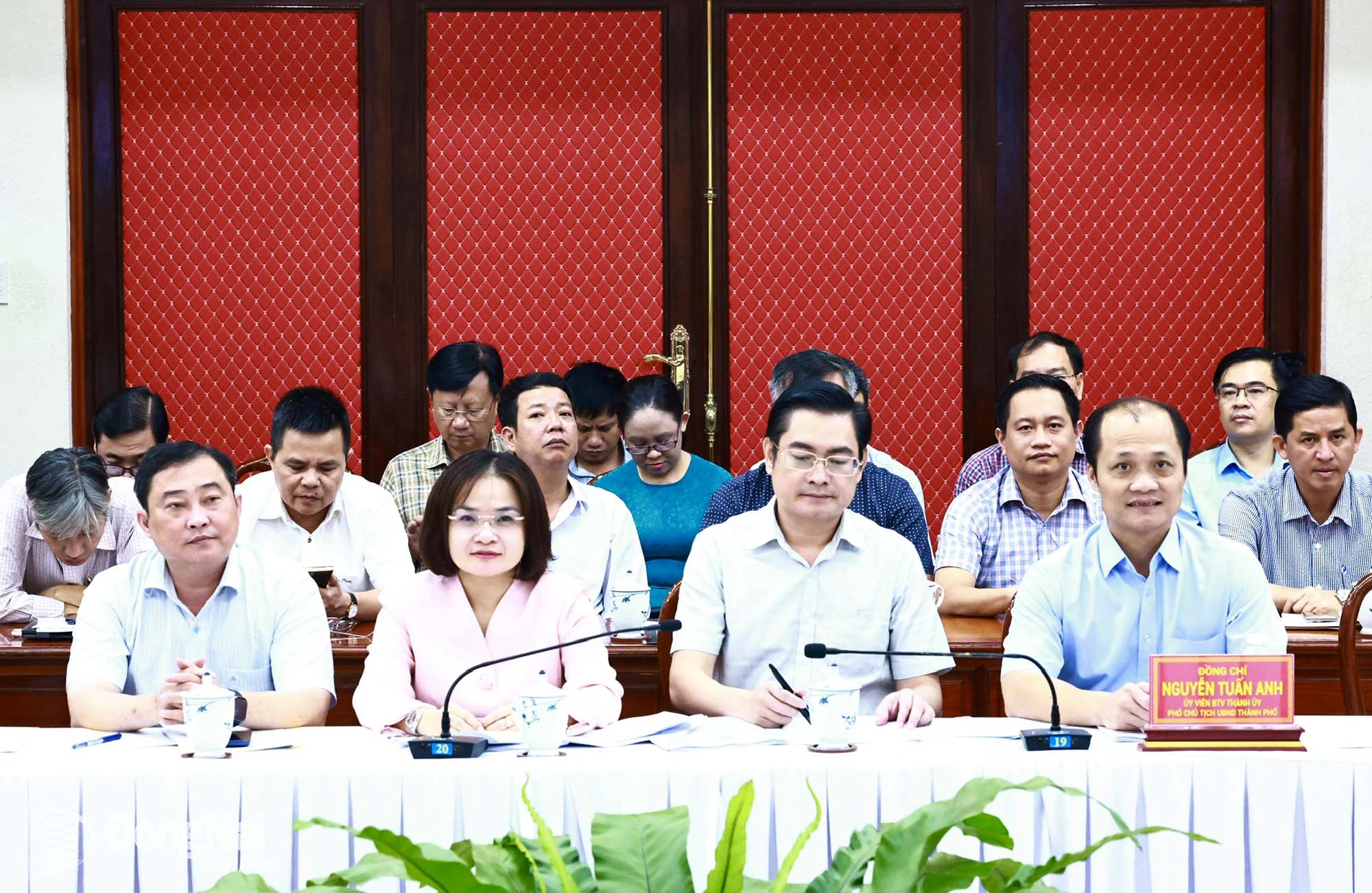 Leaders of the city People’s Committee, departments, sectors, communes and wards attend the conference. Photo by Cong Nghia.

