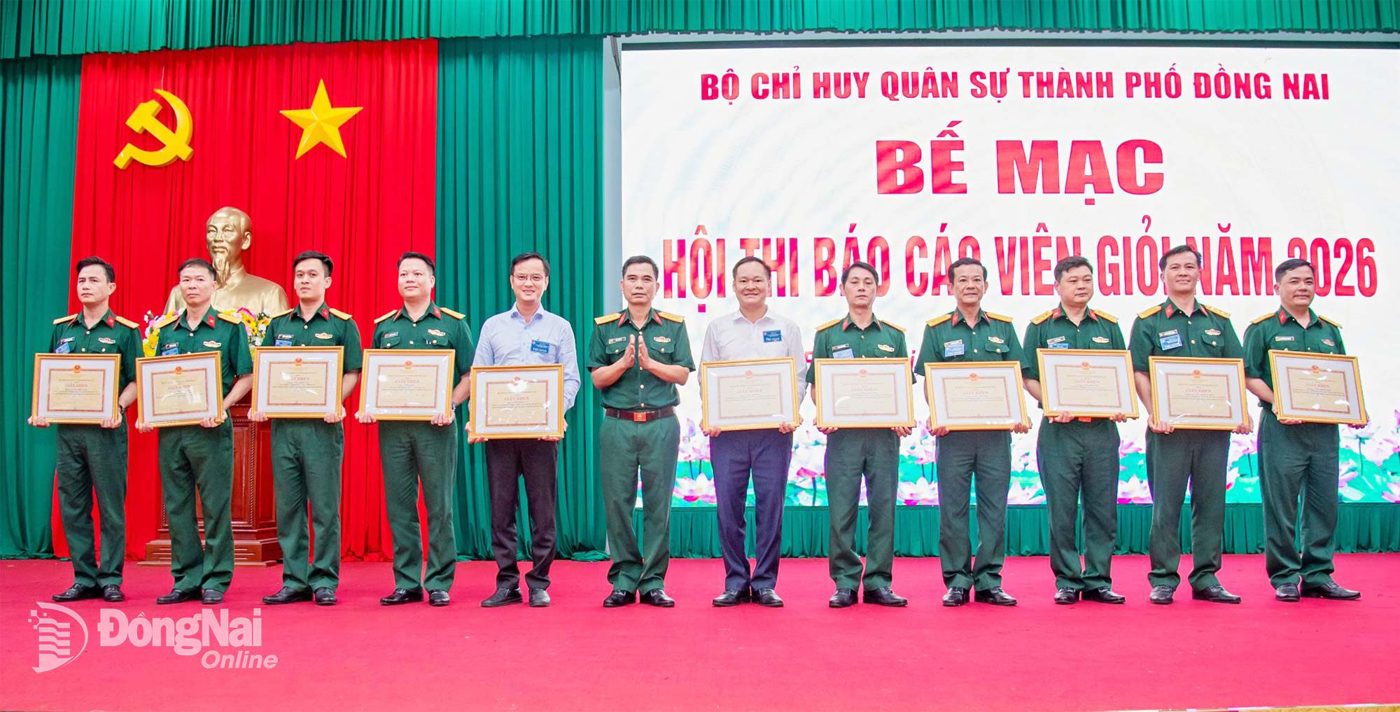 Đại tá Bùi Văn Sỹ, Ủy viên Thường vụ Đảng ủy, Phó Chính ủy Bộ Chỉ huy Quân sự thành phố trao giải cho các báo cáo viên tham gia hội thi. Ảnh: Văn Chung