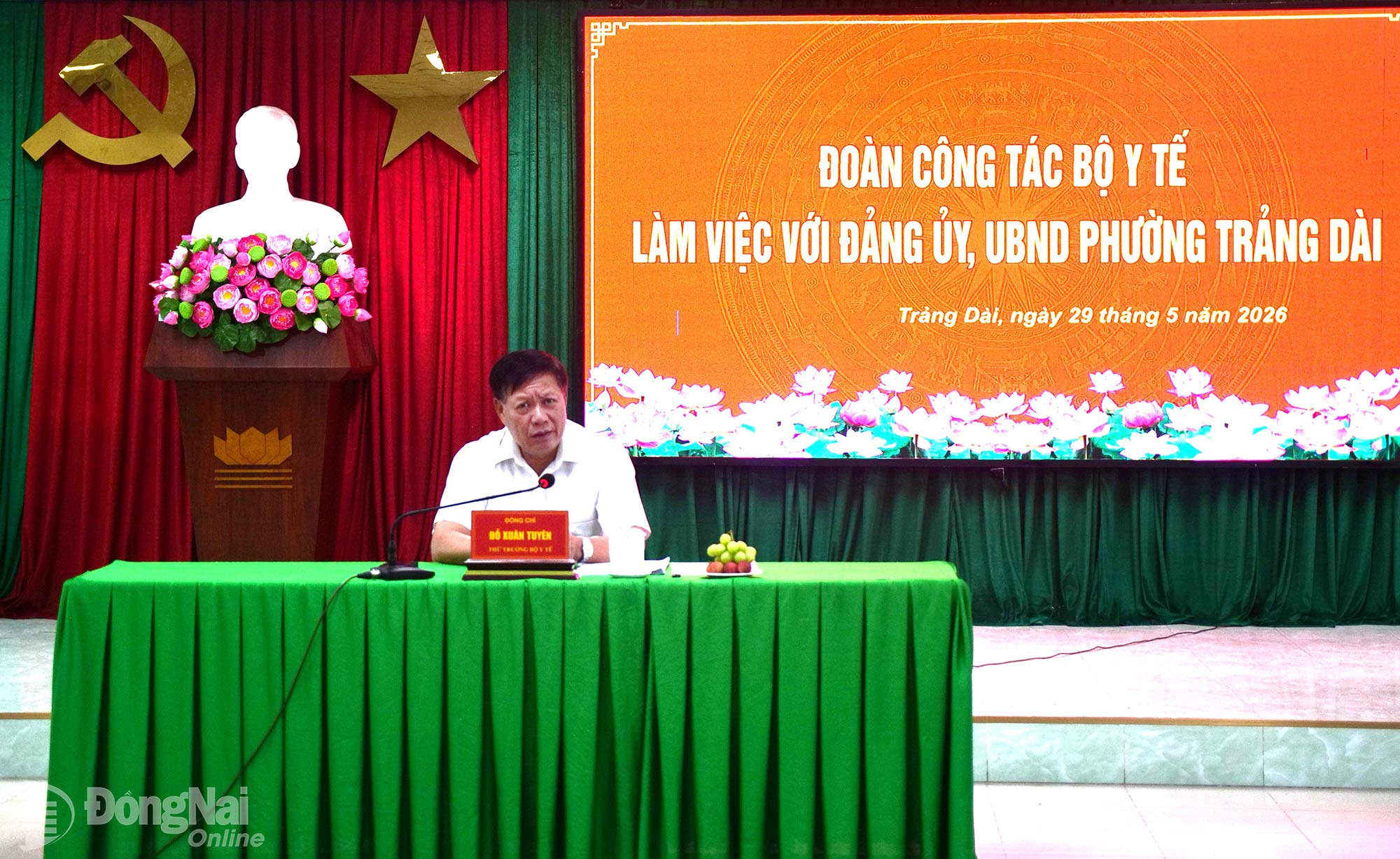 Thứ trưởng Bộ Y tế Đỗ Xuân Tuyên chủ trì buổi làm việc với Đảng ủy, UBND phường Trảng Dài. Ảnh: Hạnh Dung
