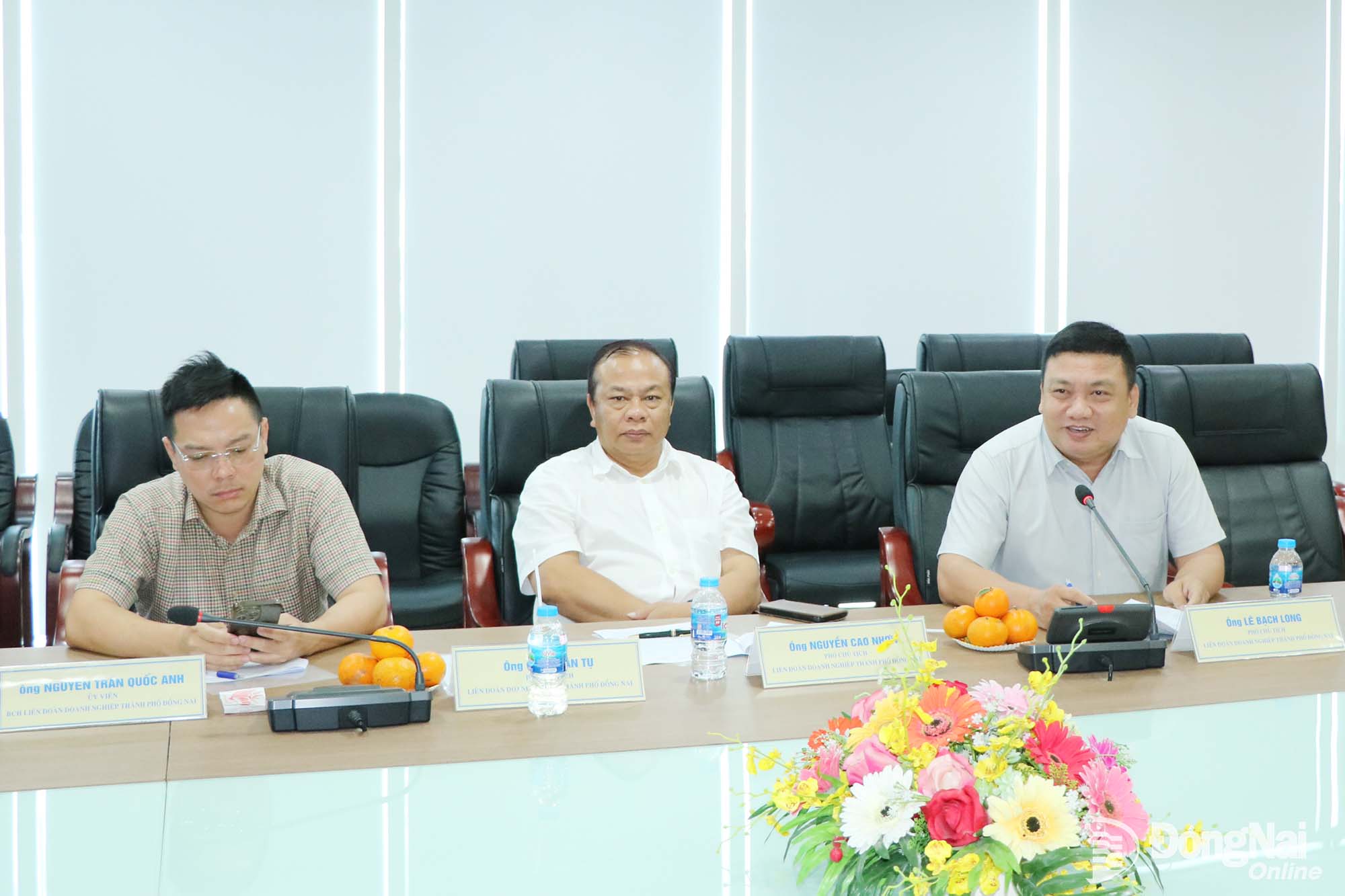 ''Members of the Executive Committee of the Dong Nai Business Federation discuss measures to improve the efficiency of business support services. Photo: Vuong The

''