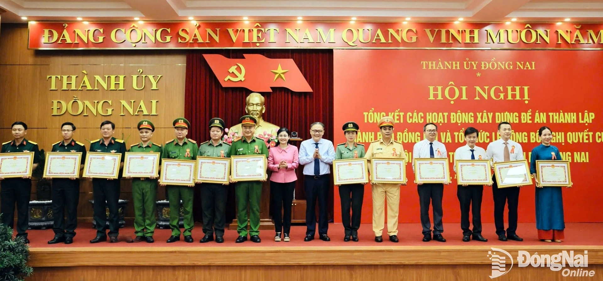 Member of the Party Central Committee, Standing Deputy Secretary of the City Party Committee, Chairwoman of the City Peoples Council Ton Ngoc Hanh and Member of the Standing Committee of the City Party Committee, Standing Vice Chairman of the City Peoples Committee Nguyen Kim Long present awards at the ceremony. Photo: Cong Nghia

