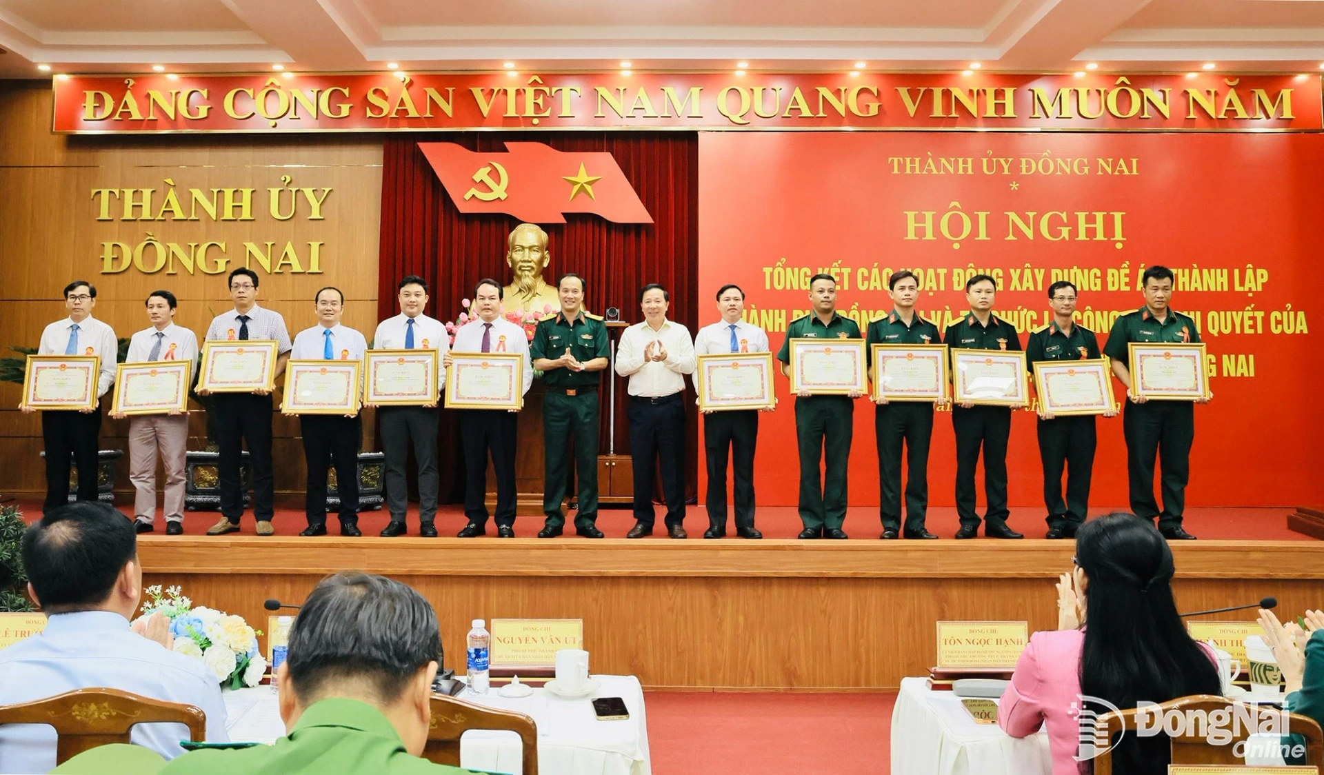 Deputy Secretary of the City Party Committee, Chairman of the City Peoples Committee Nguyen Van Ut and Colonel Vo Thanh Danh, Member of the Standing Board of the City Party Committee, Commander of the City Military Command present awards to collectives and individuals. Photo: Cong Nghia

