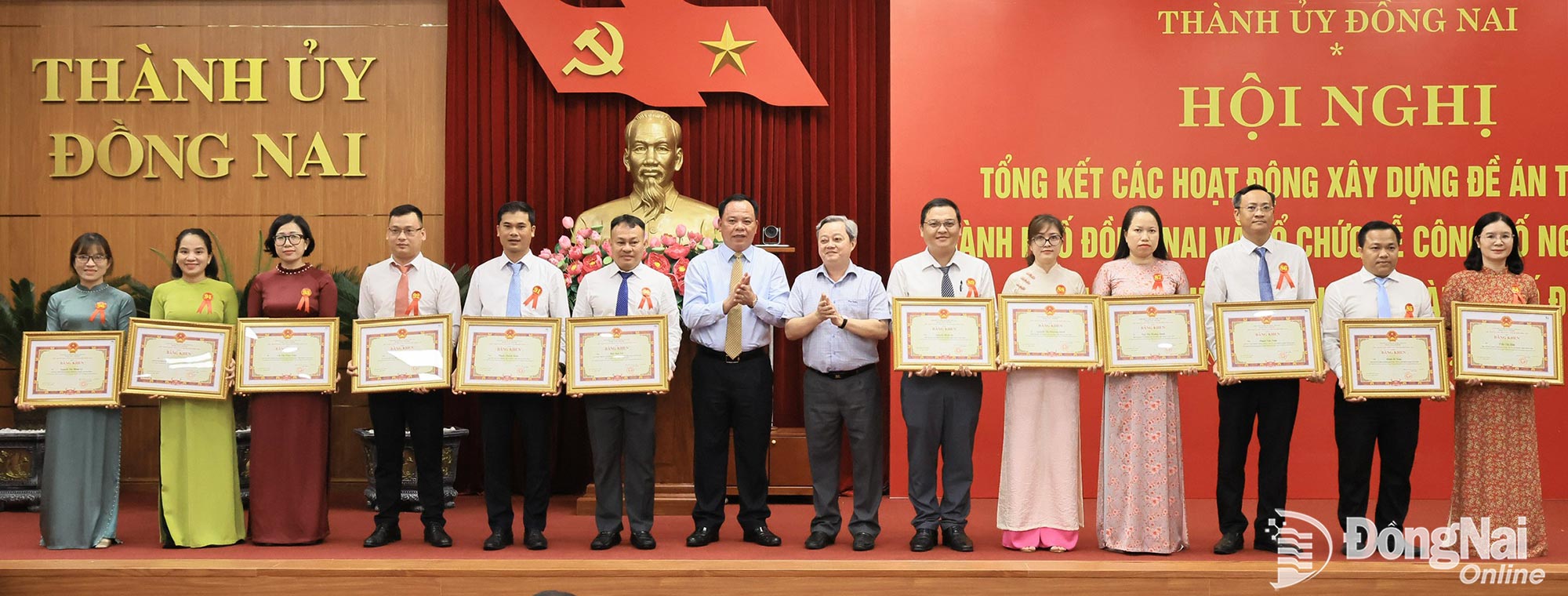 Deputy Secretary of the City Party Committee, Chairwoman of the municipal Vietnam Fatherland Front Committee Huynh Thi Hang and Colonel Vo Thanh Danh, Member of the Standing Board of the City Party Committee, Commander of the City Military Command present awards. Photo: Cong Nghia

