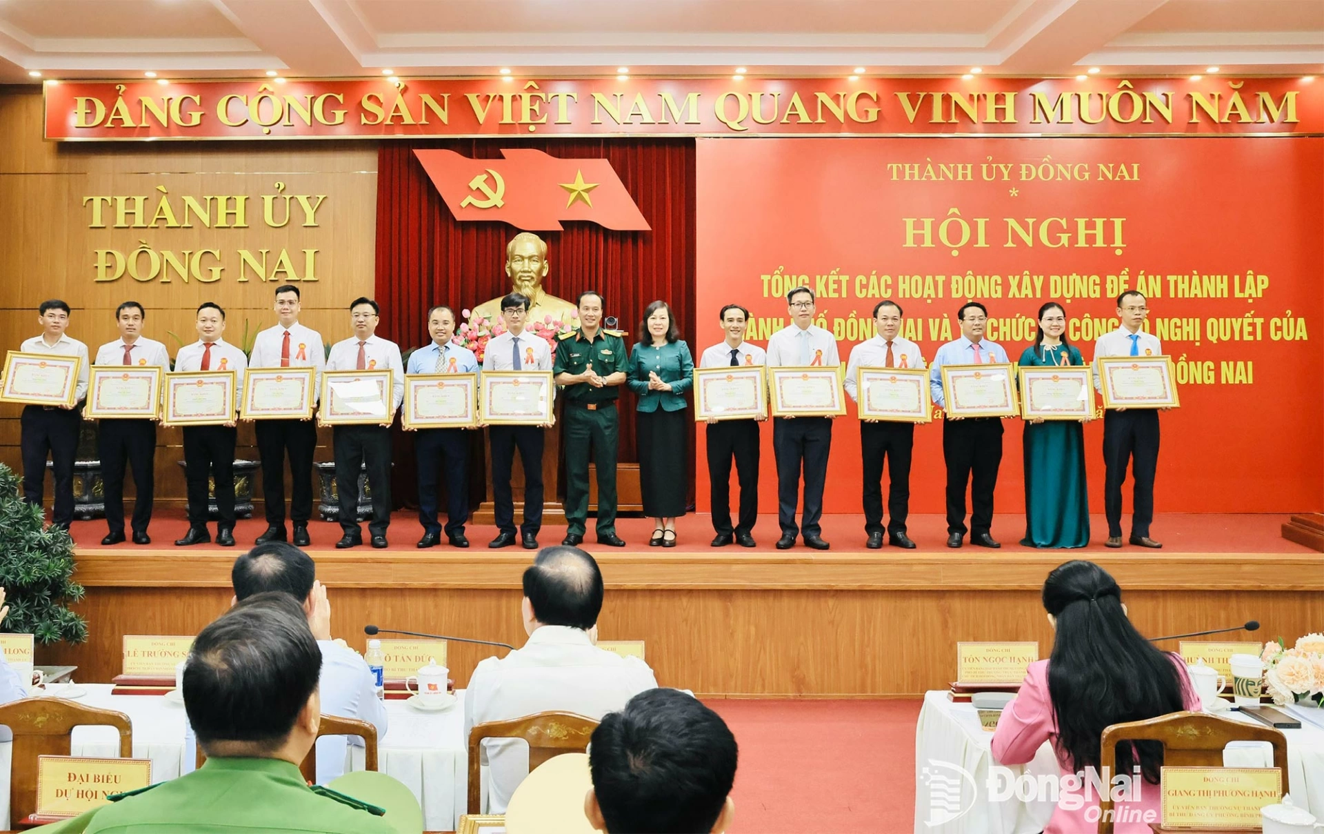 Deputy Secretary of the City Party Committee, Chairwoman of the municipal Vietnam Fatherland Front Committee Huynh Thi Hang and Colonel Vo Thanh Danh, Member of the Standing Board of the City Party Committee, Commander of the City Military Command present awards. Photo: Cong Nghia