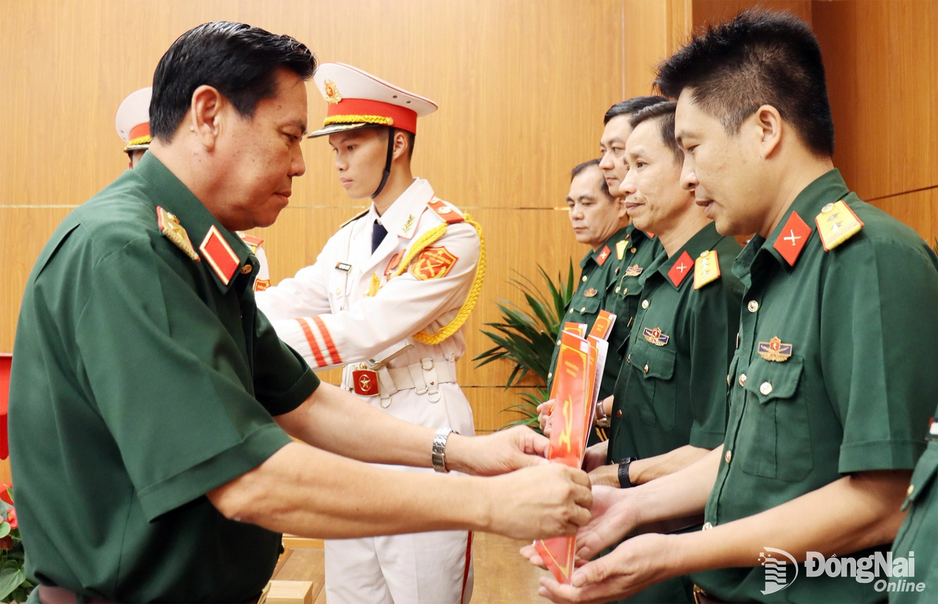 Thiếu tướng Đặng Văn Lẫm, Phó Tư lệnh Quân khu 7 trao quyết định đưa sĩ quan chính quy về xã cho sĩ quan tỉnh Đồng Nai (nay là thành phố Đồng Nai). Ảnh: Nguyệt Hà