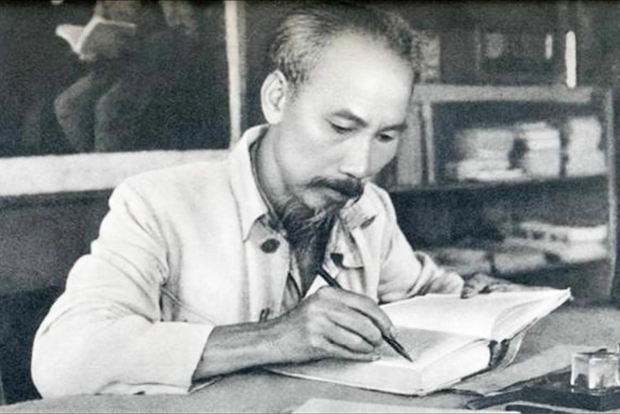 Ánh sáng Hồ Chí Minh soi đường cho chúng ta đi