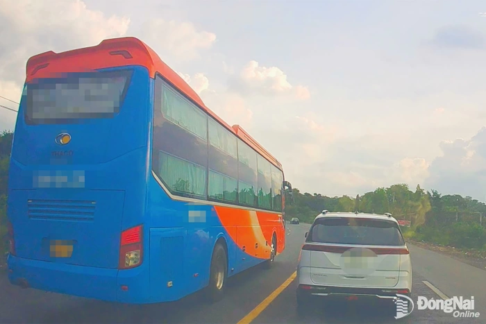Phạt 5 triệu đồng, trừ 2 điểm giấy phép đối với tài xế xe khách vượt ẩu trên quốc lộ 14