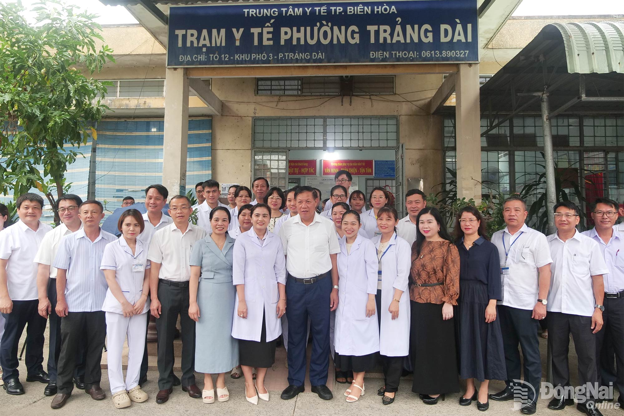 Thứ trưởng Bộ Y tế Đỗ Xuân Tuyên chụp ảnh lưu niệm cùng lãnh đạo các sở, ngành, địa phương và cán bộ, nhân viên Trạm Y tế phường Trảng Dài. Ảnh: Hạnh Dung