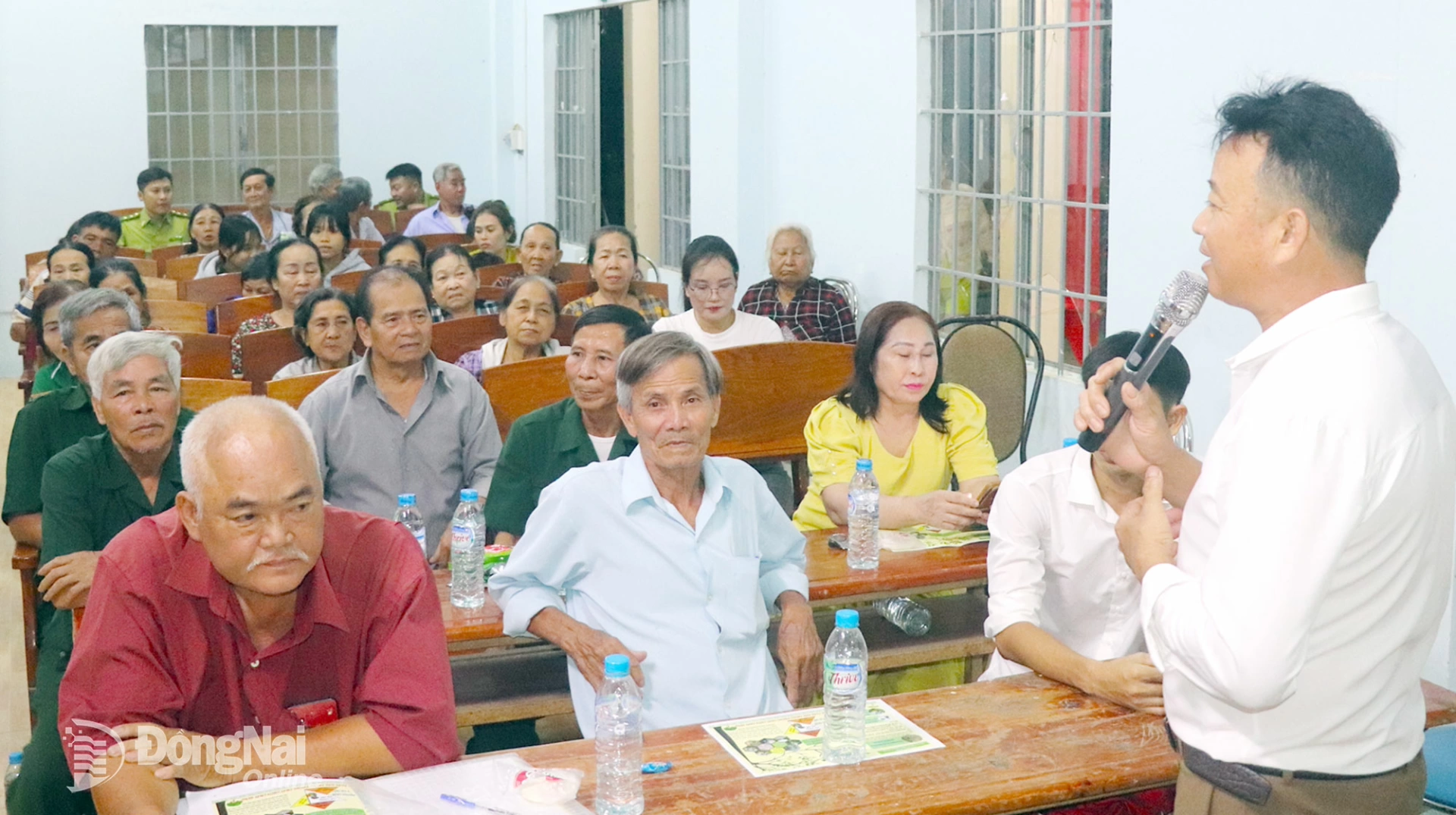 Cán bộ Khu Bảo tồn thiên nhiên - văn hóa Đồng Nai tuyên truyền pháp luật cho người dân ấp Lý Lịch 2, xã Phú Lý.

