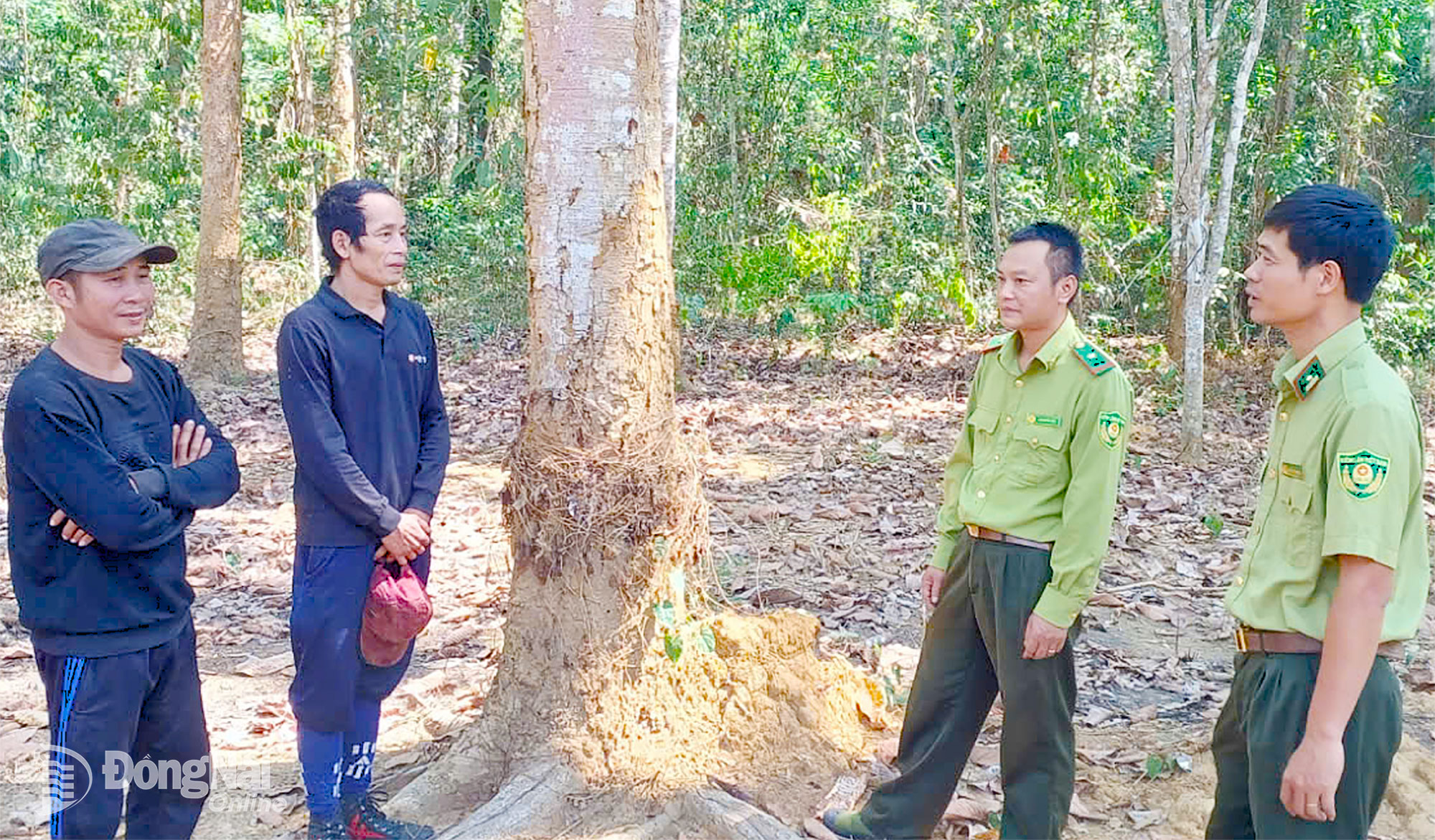 Lực lượng Hạt Kiểm lâm khu vực 5 tuyên truyền, vận động người dân không xâm nhập rừng trái phép.


