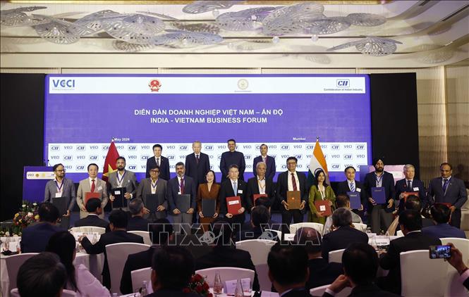 Tổng Bí thư, Chủ tịch nước Tô Lâm và Thủ hiến bang Maharashtra Devendra Fadnavis chứng kiến lễ trao các thoả thuận hợp tác giữa hai nước. Ảnh: Thống Nhất/TTXVN
