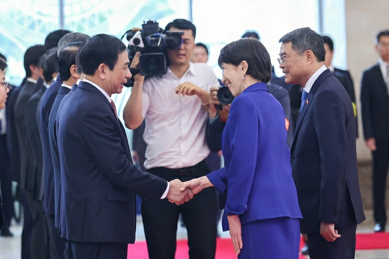 Thủ tướng Lê Minh Hưng giới thiệu thành phần Đoàn cấp cao Việt Nam tham dự lễ đón - Ảnh: VGP/Nhật Bắc

