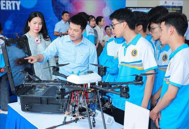 Sinh viên tham quan gian trưng bày sản phẩm khoa học công nghệ tại Chương trình tọa đàm giữa Tổng Giám đốc Tổ chức Sở hữu trí tuệ thế giới (WIPO) và thế hệ trẻ Việt Nam, tháng 9/2025. Ảnh: Hoàng Hiếu/TTXVN
