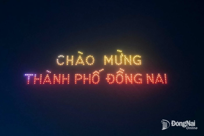 Lung linh màn trình diễn của 400 drone chào mừng Đồng Nai trở thành thành phố